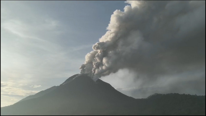 Erupsi Gunung Lewotobi Laki-laki, Abu Vulkanik Capai 1.200 Meter