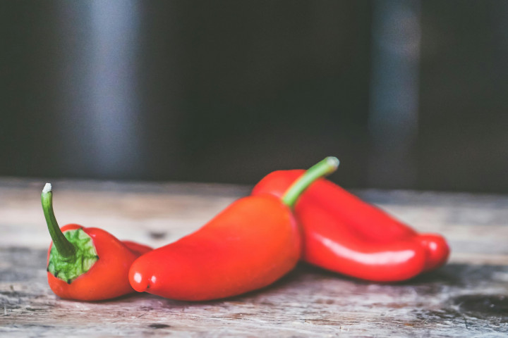 5 Tips Makan Pedas Tanpa Sakit Perut dan Mulut Panas
