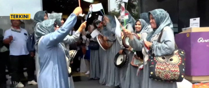 Suasana Meriah Pendukung Khofifah-Emil Jelang Pengundian Nomor Urut