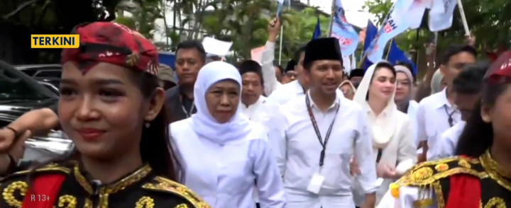 Pengundian Nomer Urut Pilgub Jatim, Khofifah-Emil Diarak Pendukung