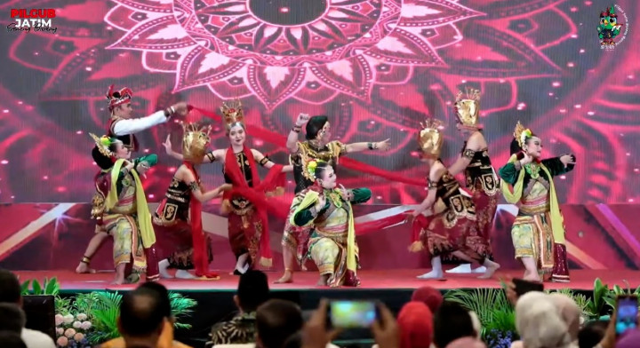 Kemeriahan Tari Daerah Sambut Pembukaan Undian Nomor Urut Pilkada Jatim