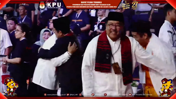 Tiba di KPU, Pramono-Rano Pakai Baju Khas Betawi