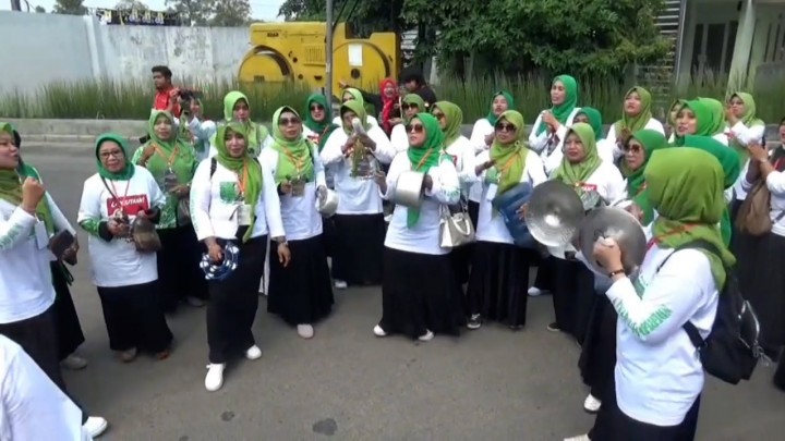 Unik! Ratusan Emak-emak Bawa Alat Dapur Iringi Cabup Jombang