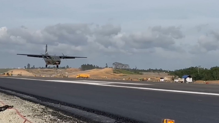 Detik-Detik Pesawat Hercules Mendarat Mulus Saat Uji Coba Bandara IKN