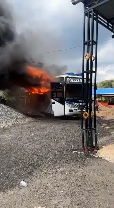 Mobil SIM Keliling Polres Maros Terbakar Saat Layani Warga