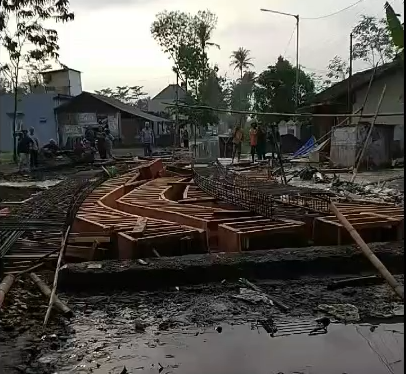 Proyek Jembatan Hanyut Diterjang Banjir Bandang