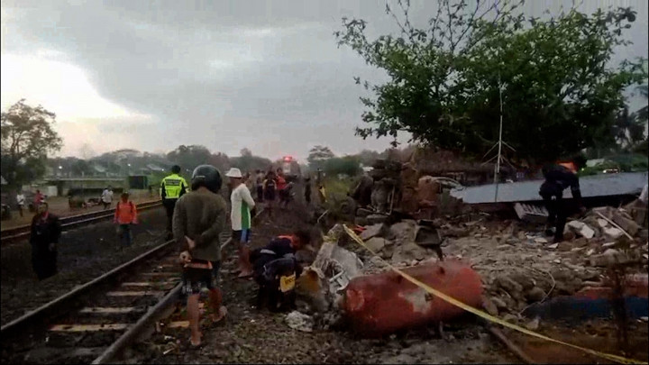 Terobos Palang Pintu, Truk Molen Ditabrak Kereta Api Taksaka di Bantul