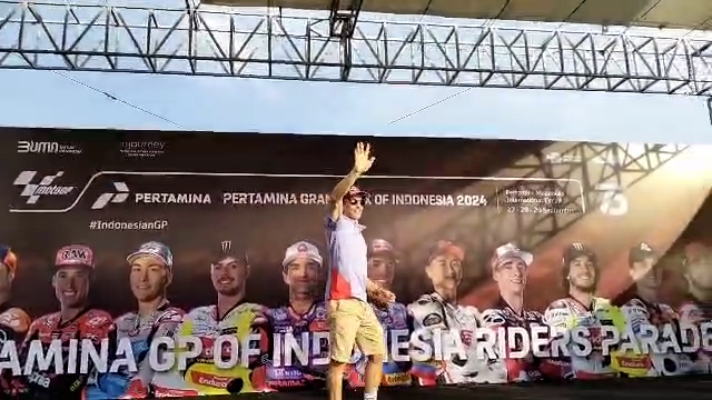 Heboh! Marc Marquez Hampir Terjatuh Saat Sapa Penonton MotoGP