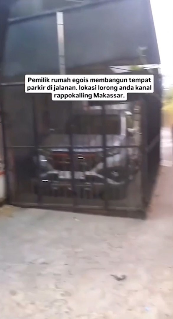 Warga di Makassar Bangun Garasi Mobil di Jalan Umum, Emang Boleh?
