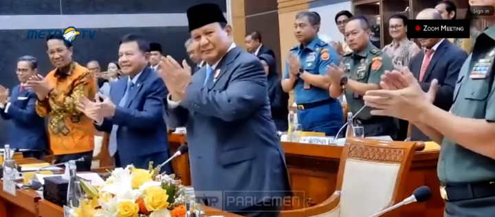 Momen Prabowo Minta Maaf dan Pamit ke DPR, Disambut Standing Applause