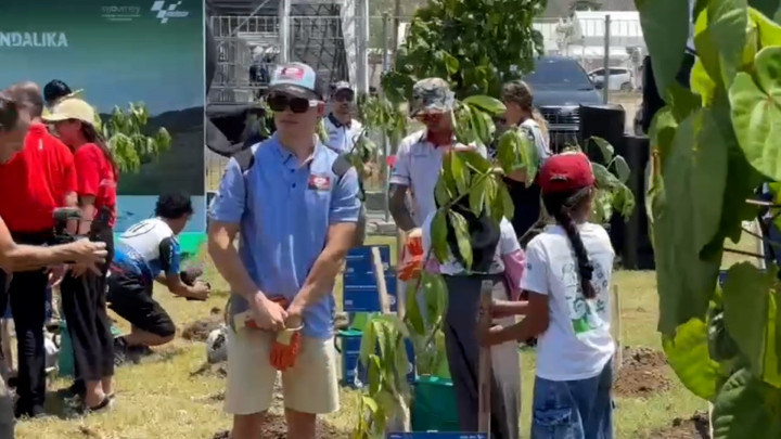 Salut! Pembalap Motogp Tanam Pohon di Area Sirkuit Mandalika