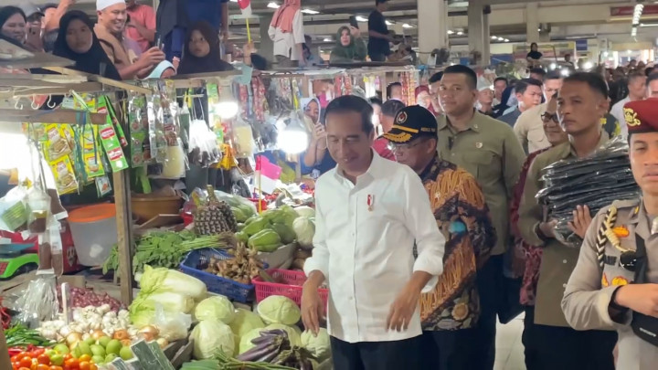 Presiden Jokowi Disambut Histeris di Pasar Sanggam Saat Bagikan Kaos