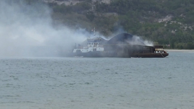 Kapal Tongkang Bermuatan 7.500 Batu Bara Kandas 2 Pekan, Kabut Asap Menyebar