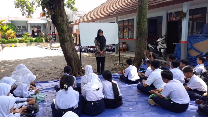 Tak Punya Gedung, Puluhan Siswa SMPN 60 Bandung Terpaksa Belajar Lesehan