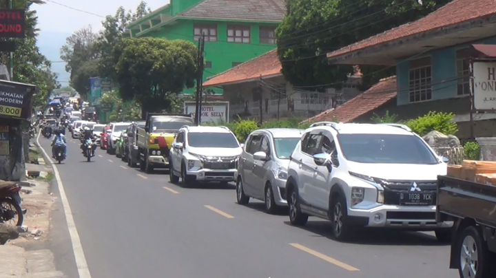 Jalur Wisata Ciweday Alami Kepadatan hingga 2 Kilometer