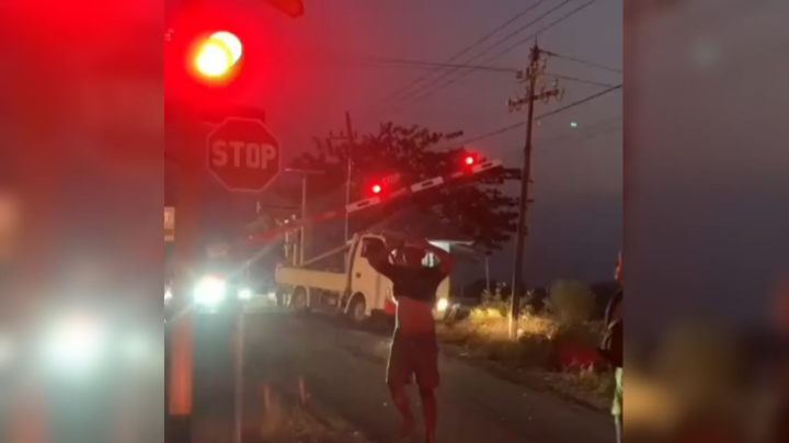 Tragis! Mobil Terjebak Perlintasan Rel Terseret Kereta Api