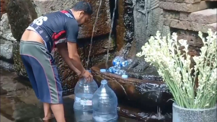 Kemarau Panjang, Warga Pasuruan Tempuh 2 Kilometer Demi Air Bersih