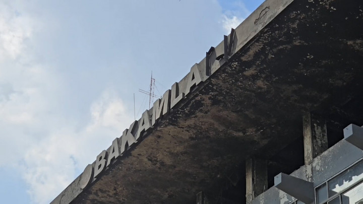 Pegawai Bakamla Bekerja di Lahan Parkir Pasca Kebakaran