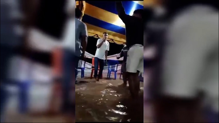 Viral! Pesta Pernikahan di Kabupaten Sikka Digelar di Tengah Banjir