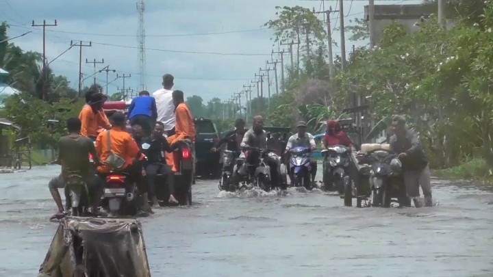 Diguyur Hujan Deras, Ruas Jalan Di Rokan Hilir Banjir