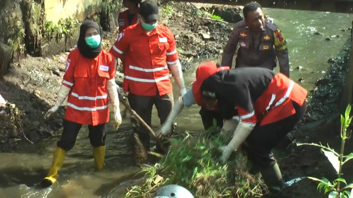 Cegah Banjir, Relawan PMI Punguti Sampah Dialiran Sungai Ciraden