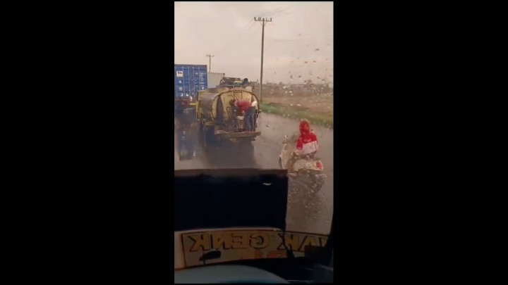 Viral! Aksi Bajing Loncat di Medan Curi Minyak Goreng Curah Dari Mobil Tangki