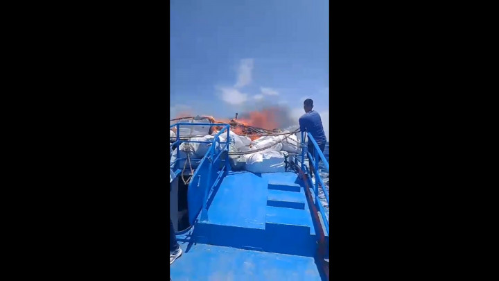 Diduga Karena Puntung Rokok, KM Natuna Ekspress Terbakar