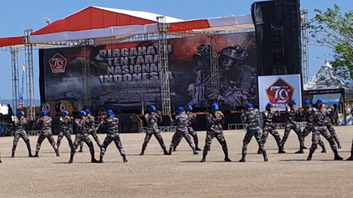 Rayakan HUT ke-79 TNI, Tiga Matra TNI di Kupang Gelar Atraksi dan Defile