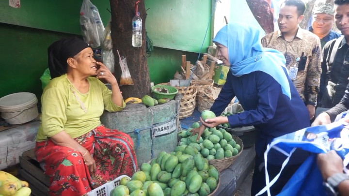 Blusukan ke Pasar, Khofifah: Pasar Tradisional Harus Tetap Ada