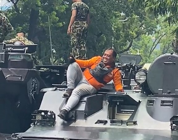 Bikin Haru! Momen Bahagia Driver Ojol Diperbolehkan Foto di Alutsista
