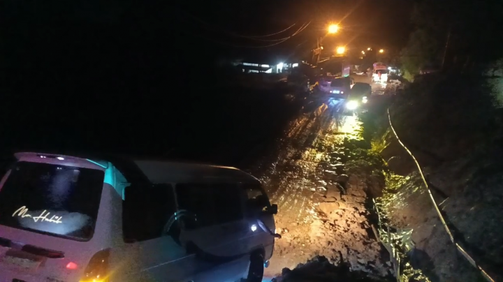 Waspada! Kondisi Jalan Nasional Batu Jomba Rusak, Kendaraan Sulit Melintas