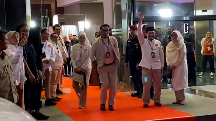 Moment RK Joget-joget Saat Tiba di Lokasi Debat