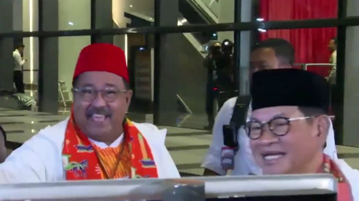 Bikin Salfok! Tiba di JIExpo, Si Doel Pakai Peci Merah