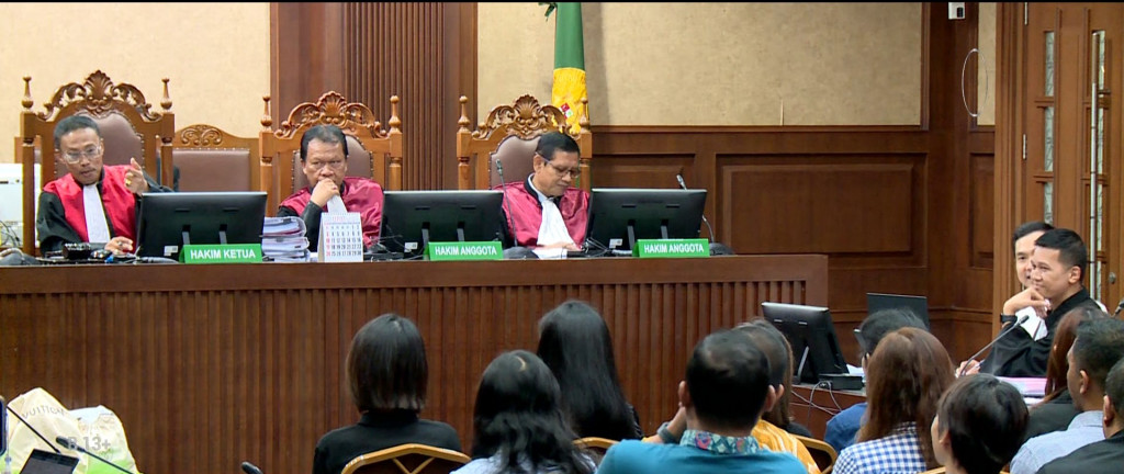 Sandra Dewi Flexing Perhiasan Emas di Sidang