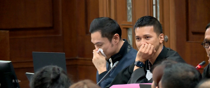 Tangis Sandra Dewi Saat Beraksi di Sidang Harvey
