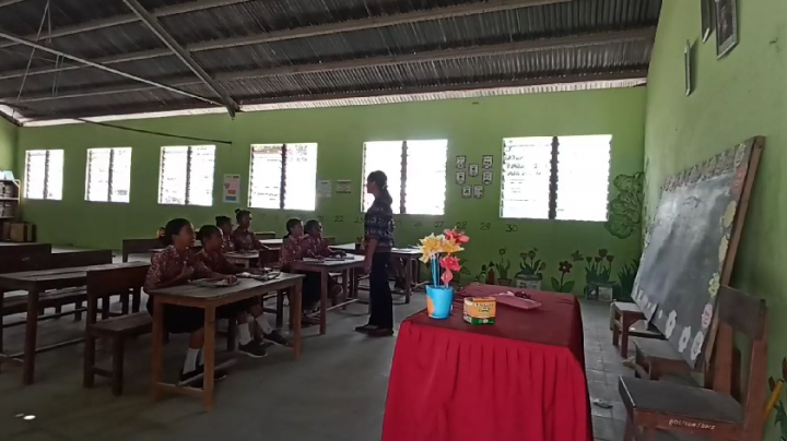 Prihatin Atap Bocor, Terpaksa Siswa Belajar di Tengah Erupsi Gunung Lewotobi