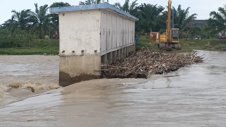 Tanggul Sungai Nyaris Jebol, Permukiman Warga Terancam Banjir