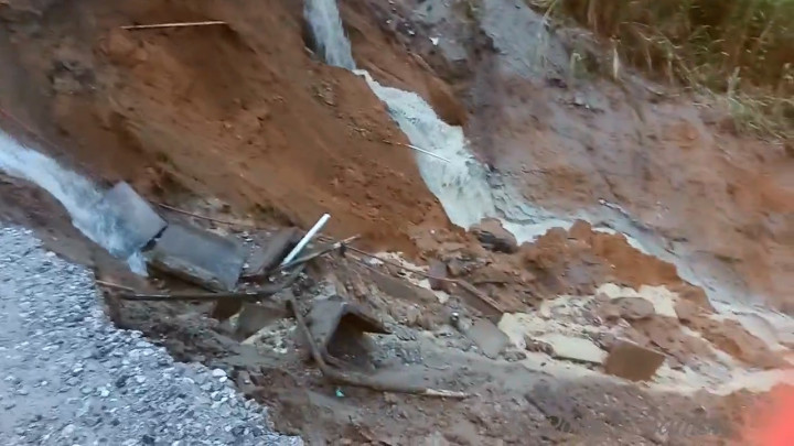 Diguyur Hujan Deras, Akses Jalan Nasional Sidikalang-Dolok Sanggul Putus Total