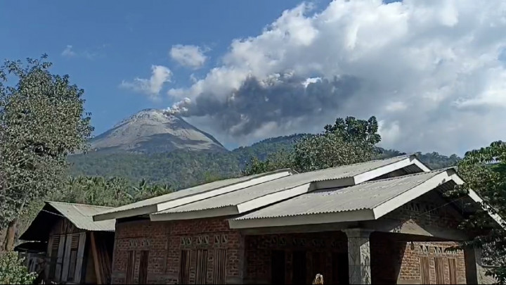 Terpapar Abu Vulkanik Erupsi Gunung Lewotobi, Pelajar Alami Batuk Pilek