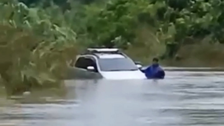 Banjir Bandang di Ketapang Kalbar Hanyutkan 1 Kendaraan Minibus