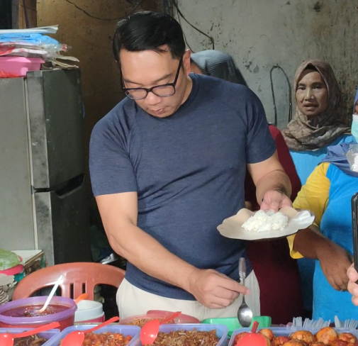 Heboh! Ridwan Kamil Mendadak Jadi Penjual Nasi Uduk