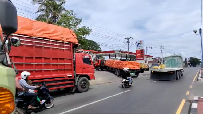 Solar Langka, Antrean Truk di SPBU Maros Bikin Macet