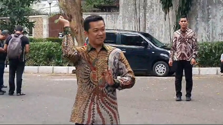 Momen Taufik Hidayat Kasih 'SMASH' saat Tiba di Kertanegara