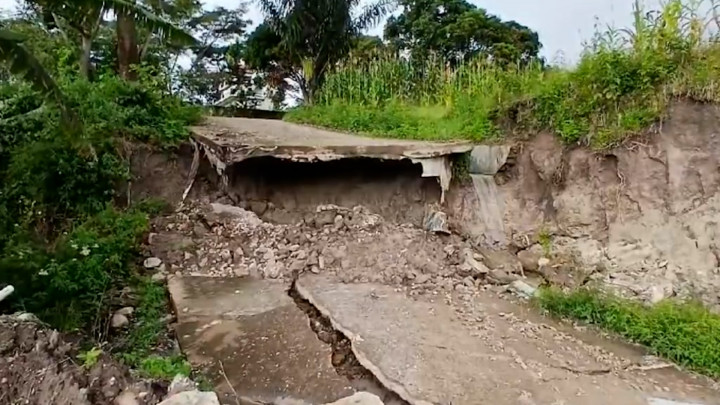 Diguyur Hujan, Jalan Lintas Desa di Samosir Putus Akibat Longsor