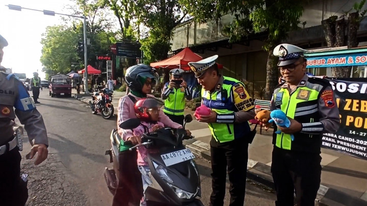 Keren Abis! Polisi Bagi-bagi Boneka Lucu buat Pengguna Jalan yang Tertib Lantas