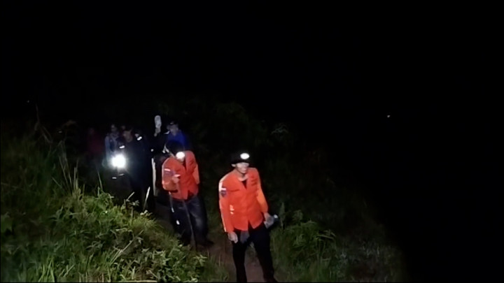 Heroik! Tim SAR Berhasil Evakuasi Dua Orang Pendaki Gunung Gandang Dewata