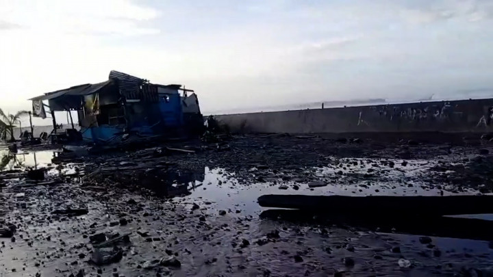 Cuaca Ekstrem, Ombak Tinggi dan Batu Berserakan Penuhi Jalinbar Bengkulu-Sumbar