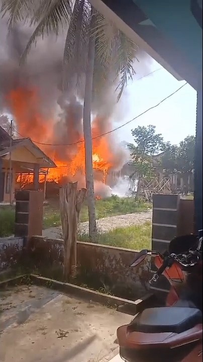Gegara Anak Main Korek Api, Rumah Panggung di Lebak Hangus Terbakar