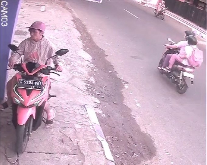 Aksi Nekat! Remaja Gondol Motor di Tempat Cuci Pakaian Jombang