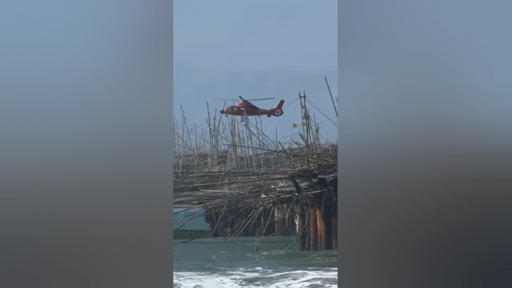 Basarnas Kerahkan Helikopter Evakuasi 71 Nelayan di Tegalbuleud Sukabumi